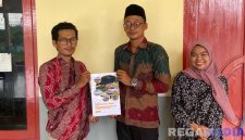 Caption: Tim Abdimas UTM menyerahkan draft Perdes kepada Sekdes Tanjung Pamekasan, (dok. foto istimewa).