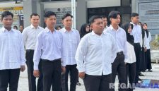 Caption: sejumlah mahasiswa terpilih dari berbagai kampus di Jawa Timur, mengikuti apel penerimaan peserta magang di Lapas Narkotika Pamekasan, (dok. foto istimewa). 