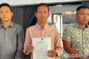 Caption: tim kuasa hukum korban pengeroyokan petugas SPBU Camplong tunjukkan lampiran surat terhadap LPSK, usai antar surat tembusan Polda Jatim ke Polres Sampang, (dok. regamedianews). 