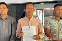 Caption: kuasa hukum korban pengeroyokan tunjukkan lampiran surat terhadap LPSK, usai antar surat tembusan Polda Jatim ke Polres Sampang, (dok. regamedianews). 