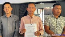 Caption: tim kuasa hukum korban pengeroyokan petugas SPBU Camplong tunjukkan lampiran surat terhadap LPSK, usai antar surat tembusan Polda Jatim ke Polres Sampang, (dok. regamedianews).