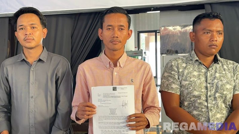 Caption: kuasa hukum korban pengeroyokan tunjukkan lampiran surat terhadap LPSK, usai antar surat tembusan Polda Jatim ke Polres Sampang, (dok. regamedianews). 
