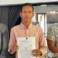 Caption: kuasa hukum korban pengeroyokan tunjukkan lampiran surat terhadap LPSK, usai antar surat tembusan Polda Jatim ke Polres Sampang, (dok. regamedianews). 