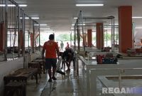 Caption: tampak aktivitas penataan kios dan bersih-bersih di Pasar Kolpajung Pamekasan mulai dilakukan, (dok. regamedianews).