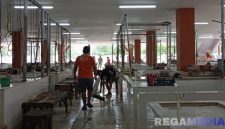 Caption: aktivitas penataan kios dan bersih-bersih di Pasar Kolpajung tampak mulai dilakukan, (dok. regamedianews). 