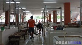 Caption: tampak aktivitas penataan kios dan bersih-bersih di Pasar Kolpajung Pamekasan mulai dilakukan, (dok. regamedianews). 