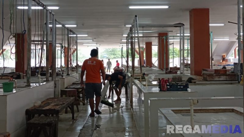 Caption: tampak aktivitas penataan kios dan bersih-bersih di Pasar Kolpajung Pamekasan mulai dilakukan, (dok. regamedianews). 