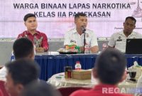 Caption: saat berlangsungnya penyuluhan hukum oleh Fakultas Hukum Unira kepada warga binaan Lapas Narkotika Pamekasan, (dok. foto istimewa). 