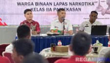Caption: berlangsungnya penyuluhan hukum oleh Fakultas Hukum Unira kepada warga binaan Lapas Narkotika Pamekasan, (dok. foto istimewa). 