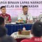Caption: saat berlangsungnya penyuluhan hukum oleh Fakultas Hukum Unira kepada warga binaan Lapas Narkotika Pamekasan, (dok. foto istimewa). 