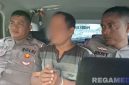 Caption: dua anggota Satlantas Polres Sampang, berhasil mengamankan pelaku diduga menguasai sepeda motor hasil tindak pidana curanmor, (sumber foto: Humas Polres Sampang). 