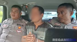 Caption: dua anggota Satlantas Polres Sampang, berhasil mengamankan pelaku diduga menguasai sepeda motor hasil tindak pidana curanmor, (sumber foto: Humas Polres Sampang). 