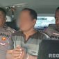 Caption: dua anggota Satlantas Polres Sampang, berhasil mengamankan pelaku diduga menguasai sepeda motor hasil tindak pidana curanmor, (sumber foto: Humas Polres Sampang). 
