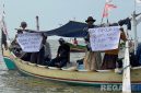 Caption: ratusan nelayan Arosbaya aksi demo ditengah laut, sebagai bentuk protes terhadap adanya kapal troll, (dok. regamedianews). 