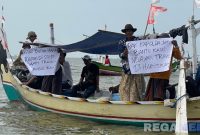 Caption: ratusan nelayan Arosbaya aksi demo ditengah laut, sebagai bentuk protes terhadap adanya kapal troll, (dok. regamedianews). 