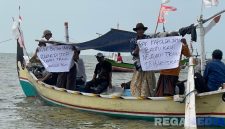 Caption: ratusan nelayan Arosbaya aksi demo ditengah laut, sebagai bentuk protes terhadap adanya kapal troll, (dok. regamedianews).