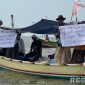 Caption: ratusan nelayan Arosbaya aksi demo ditengah laut, sebagai bentuk protes terhadap adanya kapal troll, (dok. regamedianews). 