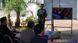 Caption: Bupati Pamekasan Kholilurrahman sampaikan sambutan, saat pelepasan ekspor produk tembakau unggulan Madura, (dok. Kurdi, Rega Media). 