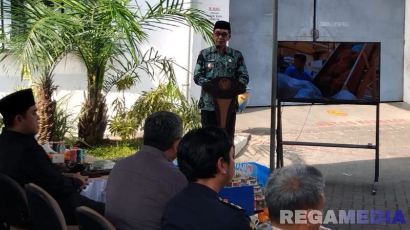 Caption: Bupati Pamekasan Kholilurrahman sampaikan sambutan, saat pelepasan ekspor produk tembakau unggulan Madura, (dok. Kurdi, Rega Media). 