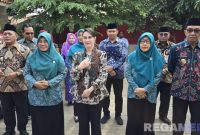 Caption: Bupati Pamekasan menyambut Ketua TP PKK Jawa Timur Arumi Bachsin, dalam rangka penyampaian penurunan stunting, (dok. Kurdi, Rega Media).