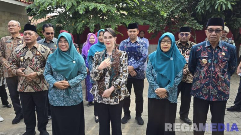 Caption: Bupati Pamekasan menyambut Ketua TP PKK Jawa Timur Arumi Bachsin, dalam rangka penyampaian penurunan stunting, (dok. Kurdi, Rega Media). 