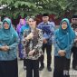 Caption: Bupati Pamekasan menyambut Ketua TP PKK Jawa Timur Arumi Bachsin, dalam rangka penyampaian penurunan stunting, (dok. Kurdi, Rega Media). 