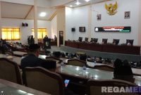 Caption: Bupati Sampang sampaikan sambutan saat rapat paripurna DPRD Sampang, tentang persetujuan APBD tahun 2026, (dok. Harry, Rega Media). 