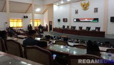 Caption: Bupati Sampang sampaikan sambutan saat rapat paripurna DPRD Sampang, tentang persetujuan APBD tahun 2026, (dok. Harry, Rega Media). 