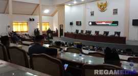 Caption: Bupati Sampang sampaikan sambutan saat rapat paripurna DPRD Sampang, tentang persetujuan APBD tahun 2026, (dok. Harry, Rega Media). 