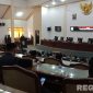Caption: Bupati Sampang sampaikan sambutan saat rapat paripurna DPRD Sampang, tentang persetujuan APBD tahun 2026, (dok. Harry, Rega Media). 