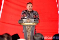 Caption: Bupati Sampang H Slamet Junaidi, sampaikan sambutan saat sosialisasi akuntabilitas pengelolaan dana desa, (sumber foto: Diskominfo Sampang). 
