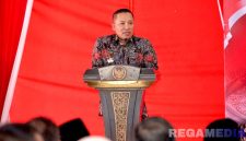 Caption: Bupati Sampang H Slamet Junaidi, sampaikan sambutan saat sosialisasi akuntabilitas pengelolaan dana desa, (sumber foto: Diskominfo Sampang). 