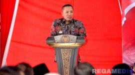 Caption: Bupati Sampang H Slamet Junaidi, sampaikan sambutan saat sosialisasi akuntabilitas pengelolaan dana desa, (sumber foto: Diskominfo Sampang). 