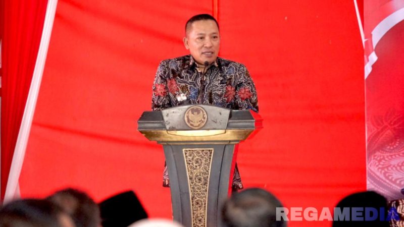 Caption: Bupati Sampang H Slamet Junaidi, sampaikan sambutan saat sosialisasi akuntabilitas pengelolaan dana desa, (sumber foto: Diskominfo Sampang). 