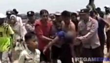 Caption: potongan video, tampak polisi bersama warga mengevakuasi bocah tenggelam di tambak ikan nila di Desa Aeng Sareh, (dok. Harry, Rega Media). 