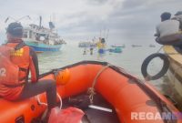 Caption: Personel BPBD Sampang bersama nelayan, berupaya mengevakuasi kapal slerek yang tenggelam di perairan laut Camplong, (sumber foto: BPBD Sampang). 