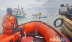 Ombak Ganas Telan Kapal Warga Camplong Sampang