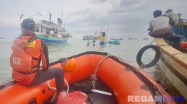 Caption: Personel BPBD Sampang bersama nelayan, berupaya mengevakuasi kapal slerek yang tenggelam di perairan laut Camplong, (sumber foto: BPBD Sampang). 