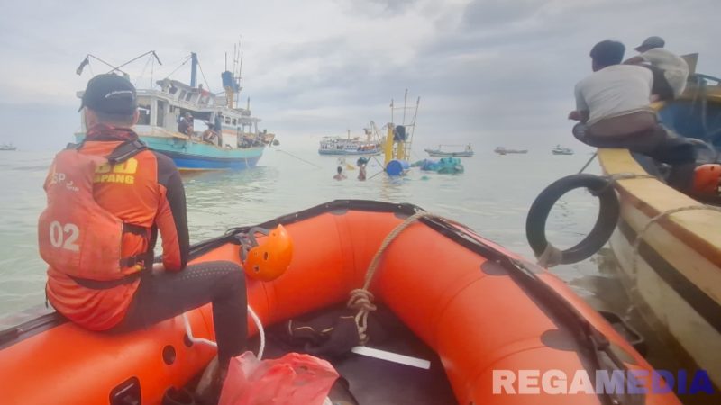 Caption: Personel BPBD Sampang bersama nelayan, berupaya mengevakuasi kapal slerek yang tenggelam di perairan laut Camplong, (sumber foto: BPBD Sampang). 