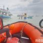 Caption: Personel BPBD Sampang bersama nelayan, berupaya mengevakuasi kapal slerek yang tenggelam di perairan laut Camplong, (sumber foto: BPBD Sampang). 