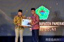 Caption: Bupati Pamekasan KH Kholilurrahman menerima piagam penghargan kabupaten terbaik dalam penerapan keterbukaan informasi publik, (dok. Kursi, Rega Media). 