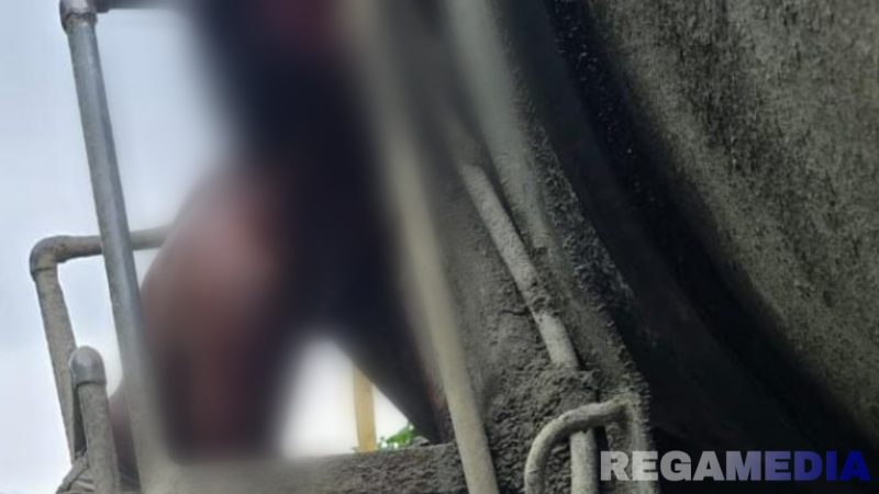 Caption: mengenaskan, kepala korban terjepit drum mixer truk molen dan berlumuran darah, (dok. Yusrianto, Rega Media). 