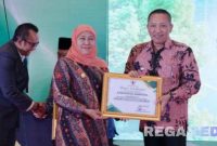 Caption: Bupati Sampang saat menerima penghargaan Implementasi Hijau dari Gubernur Jatim (foto Istimewa)