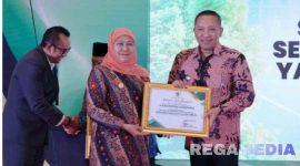 Caption: Bupati Sampang saat menerima penghargaan Implementasi Hijau dari Gubernur Jatim (foto Istimewa)
