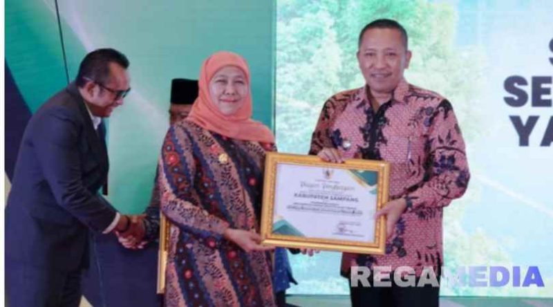 Caption: Bupati Sampang saat menerima penghargaan Implementasi Hijau dari Gubernur Jatim (foto Istimewa)