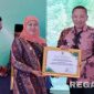 Caption: Bupati Sampang saat menerima penghargaan Implementasi Hijau dari Gubernur Jatim (foto Istimewa)