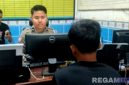 Caption: pelaku tabrak lari inisial KA, saat dimintai keterangan oleh petugas Unit Gakkum Satlantas Polres Sampang, (dok. Harry, Rega Media). 