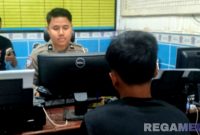 Caption: pelaku tabrak lari inisial KA, saat dimintai keterangan oleh petugas Unit Gakkum Satlantas Polres Sampang, (dok. Harry, Rega Media). 
