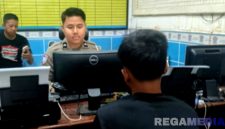 Caption: pelaku tabrak lari inisial KA, saat dimintai keterangan oleh petugas Unit Gakkum Satlantas Polres Sampang, (dok. Harry, Rega Media). 