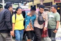 Caption: anggota Reserse Kriminal Polsek Tambelangan saat mengamankan pelaku curanmor berinisial MA ke Mako Polres Sampang, (dok. Harry, Rega Media). 